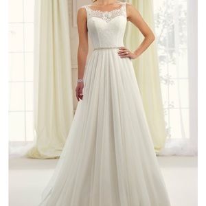 Enchanting by Mon Cheri a line tulle and lace bridal dress size 10